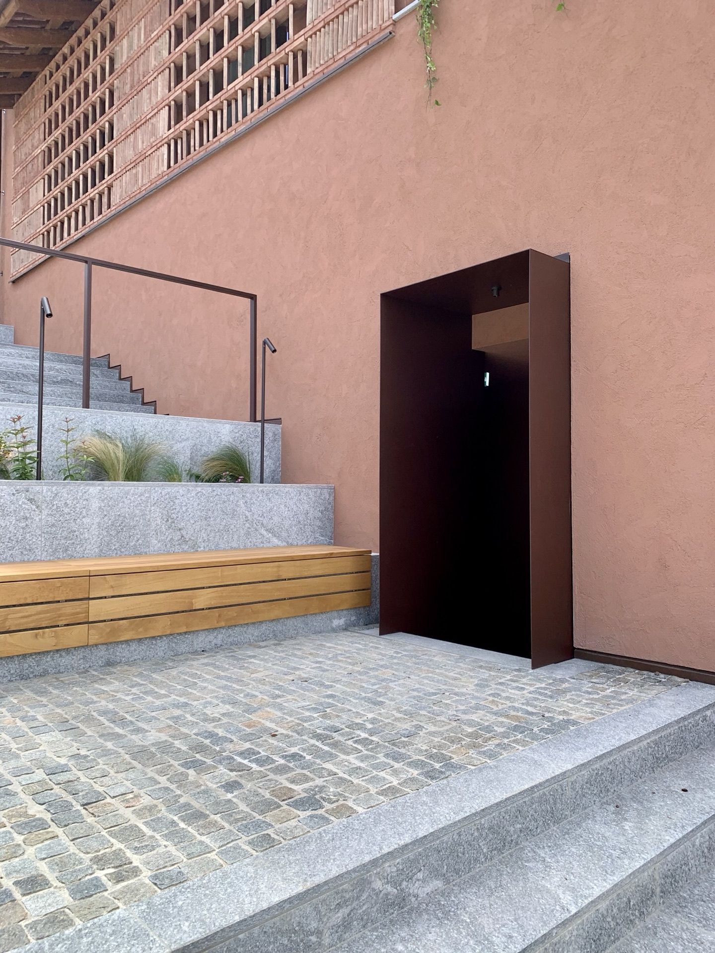 Rivestimento metallico effetto corten, portale d'ingresso